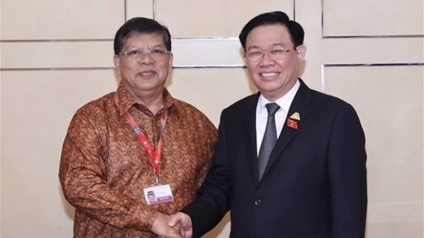 NA Chairman Vuong Dinh Hue meets Malaysian, Cambodian legislative leaders in Jakarta