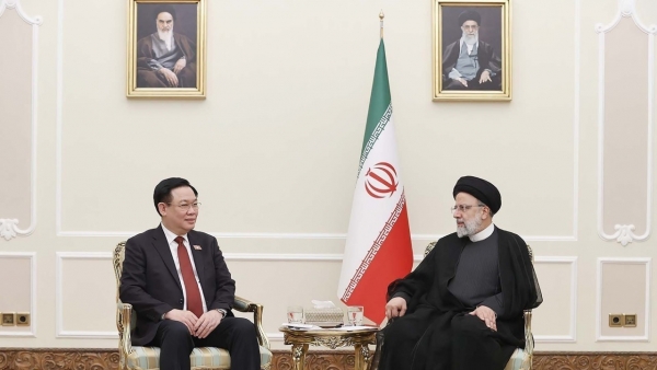 NA Chairman Vuong Dinh Hue meets Iranian President Ebrahim Raisi in Tehran