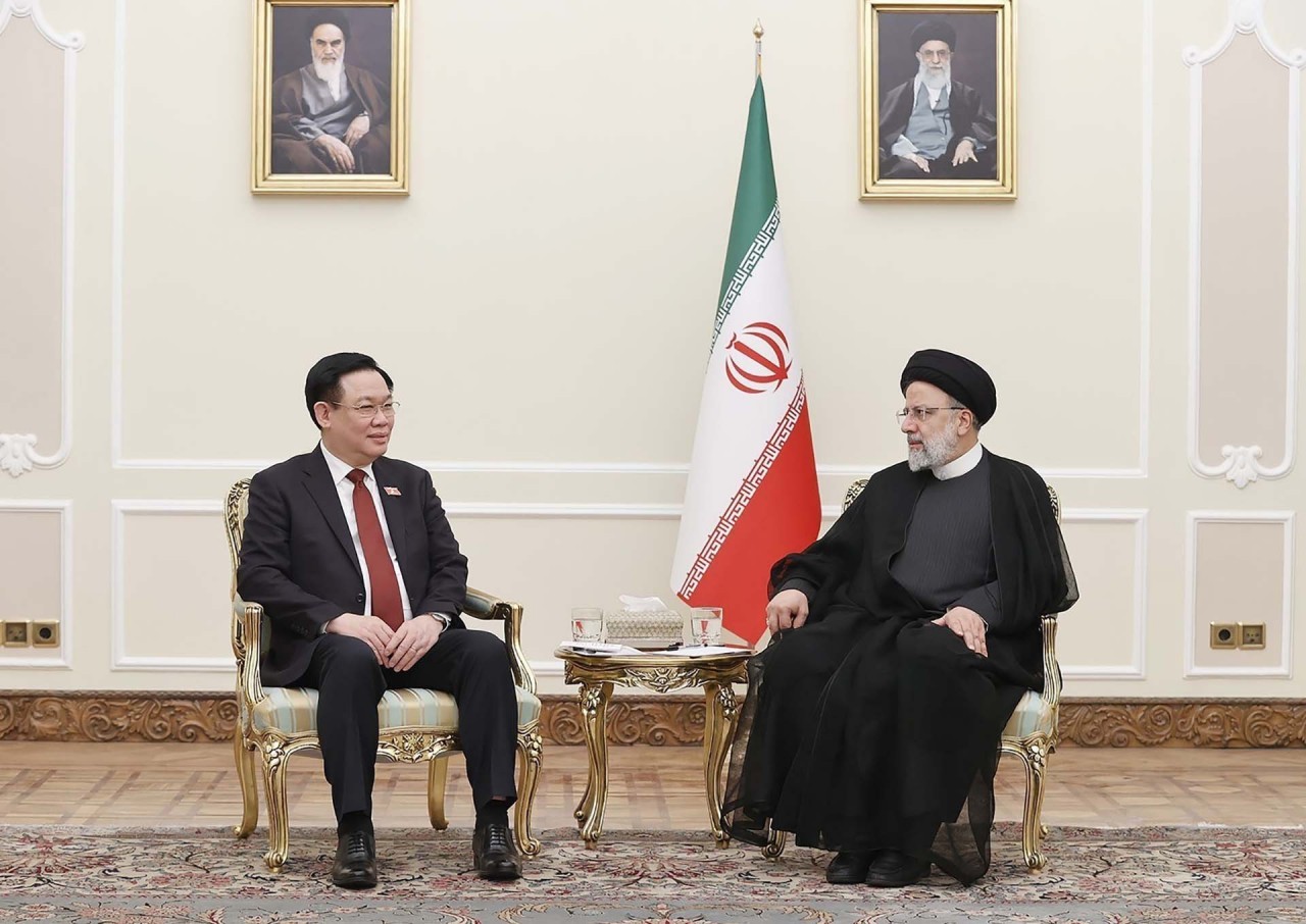 NA Chairman Vuong Dinh Hue meets Iranian President
