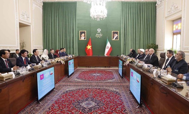 NA Chairman Vuong Dinh Hue, Speaker of the Iranian Islamic Parliament hold talks