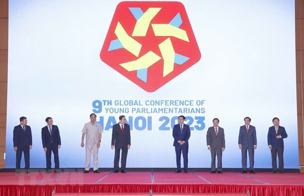 National Assembly Chairman Vuong Dinh Hue (fourth from right) and other officials at the launch of the logo and website of the 9th Global Conference of Young Parliamentarians in Hanoi on August 3 (Photo: VNA)