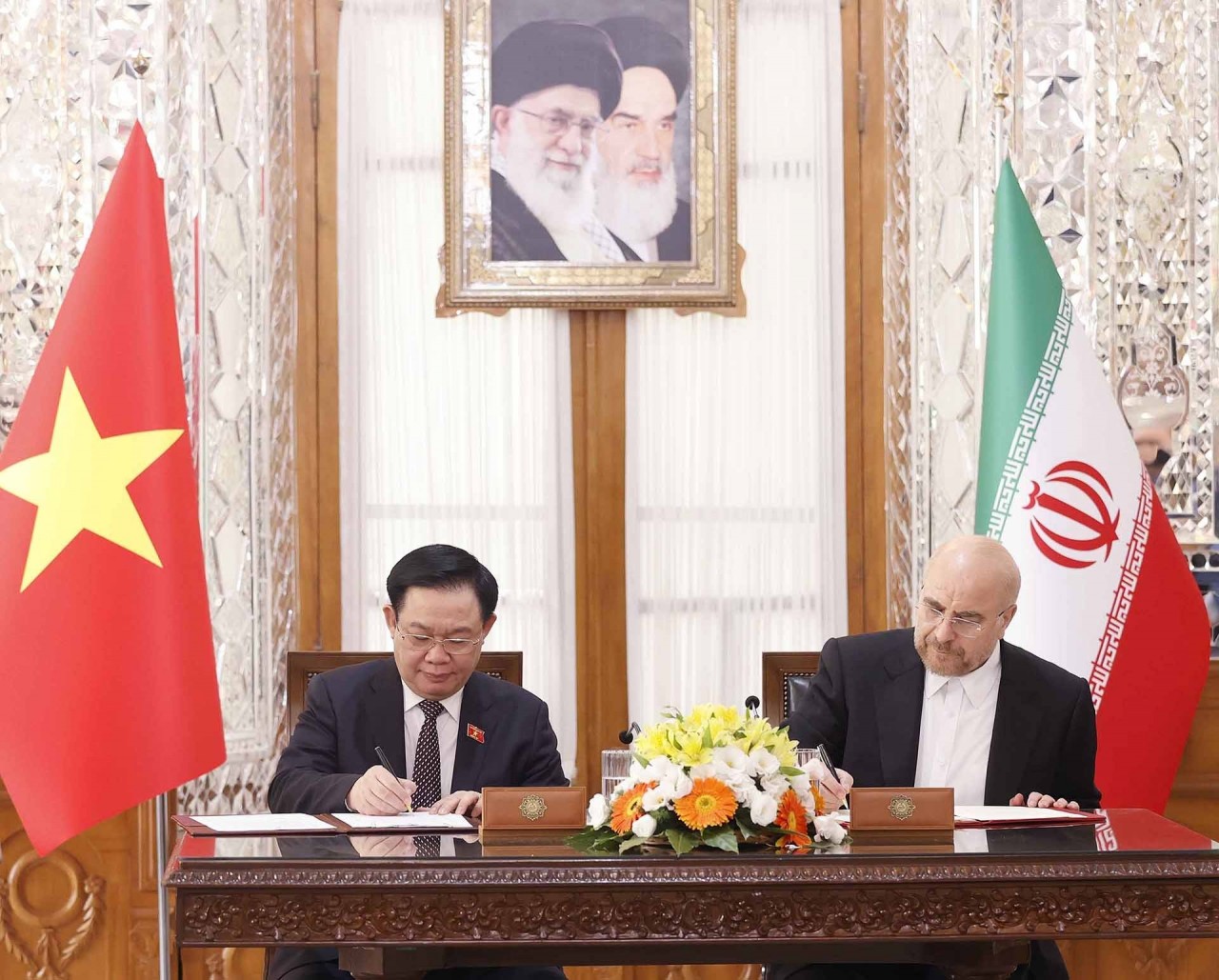 NA Chairman Vuong Dinh Hue, Speaker of Iranian Islamic Parliament hold joint press conference