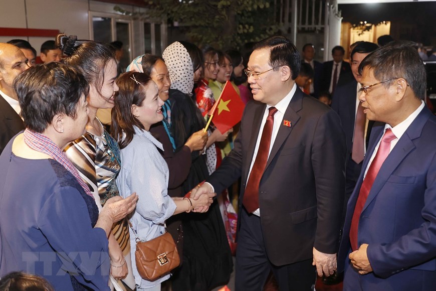 NA Chairman Vuong Dinh Hue meets Embassy staff, Vietnamese community in Iran