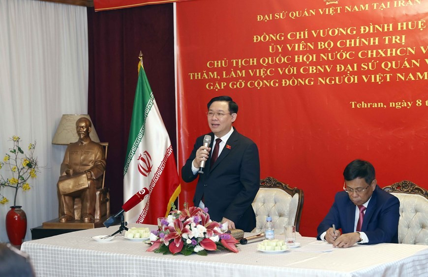 NA Chairman Vuong Dinh Hue meets Embassy staff, Vietnamese community in Iran