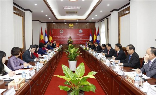 Secretary Party delegation visits Laos