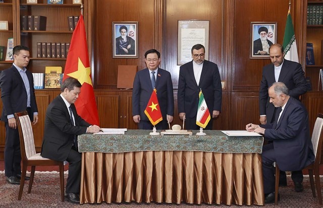 NA Chairman Vuong Dinh Hue visits Institute for Political and Int'l Studies (IPIS)