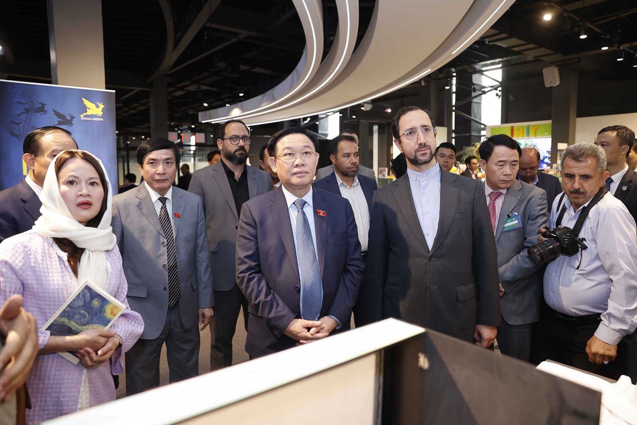 NA Chairman Vuong Dinh Hue visits Iran House of Innovation and Technology