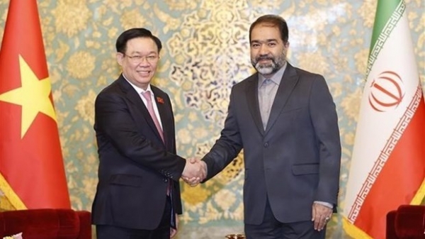 NA Chairman Vuong Dinh Hue receives General Governor of Isfahan province