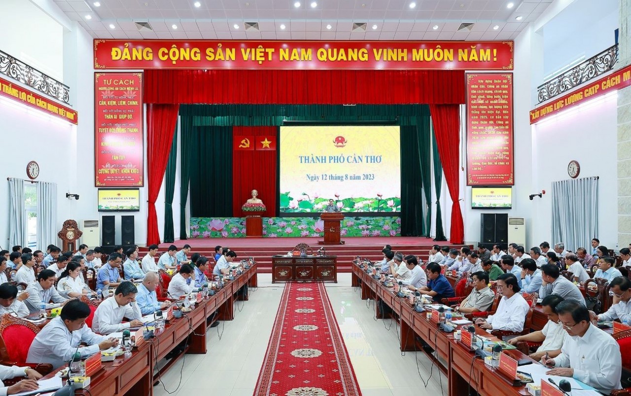 Prime Minister Pham Minh Chinh works with leaders of several ministries, sectors and Mekong Delta localities on the erosion of river banks and coastlines as well as efforts to overcome the erosion and flooding in the region. (Photo: VNA)