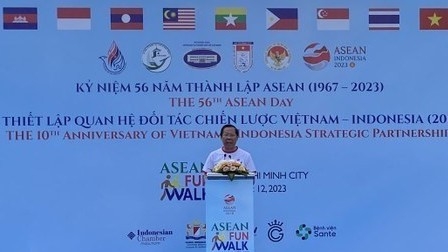 About 1,000 people join ASEAN Fun Walk 2023 in HCM City