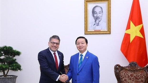 Deputy PM Tran Hong Ha receives Chairman, General Director of AstraZeneca Vietnam