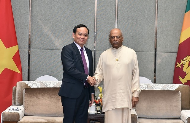 Deputy Prime Minister Tran Luu Quang (left) meets Sri Lankan Prime Minister Dinesh Gunawardena on August 16. (Photo: VGP)