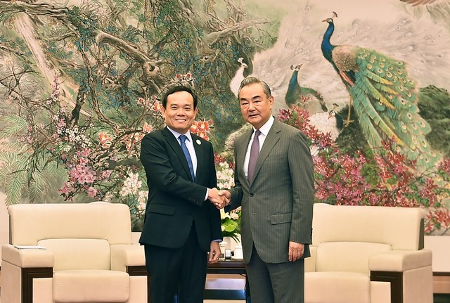 Deputy Prime Minister Tran Luu Quang (left) and Chinese Minister of Foreign Affairs Wang Yi. (Photo: VGP)