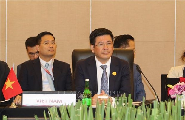 Minister of Industry and Trade Nguyen Hong Dien attends the event. (Photo: VNA)