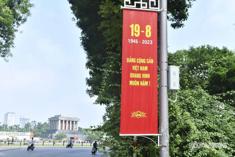 A Hanoi street decorated with banners to celebrate the 78th anniversary of the August Revolution. (Photo: SK&ĐS)