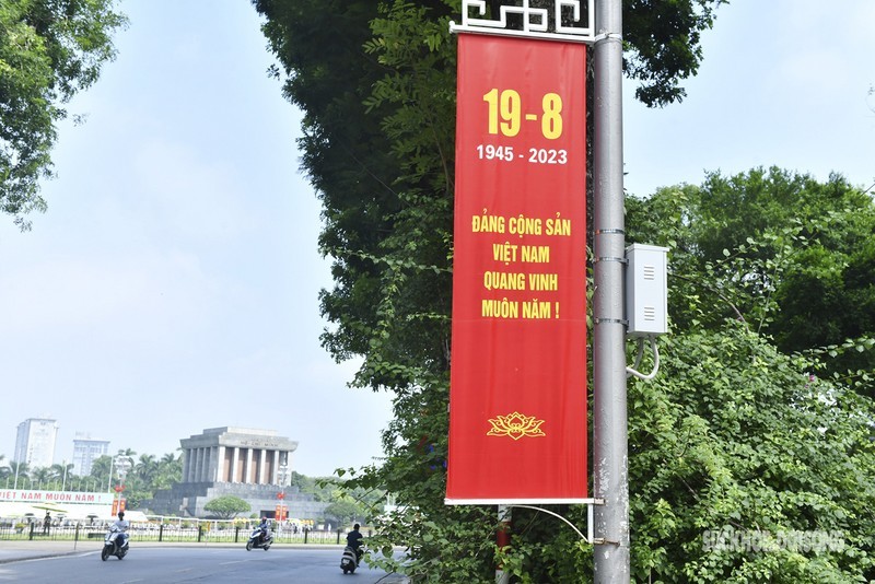 A Hanoi street decorated with banners to celebrate the 78th anniversary of the August Revolution. (Photo: SK&ĐS) A Hanoi street decorated with banners to celebrate the 78th anniversary of the August Revolution. (Photo: SK&ĐS)