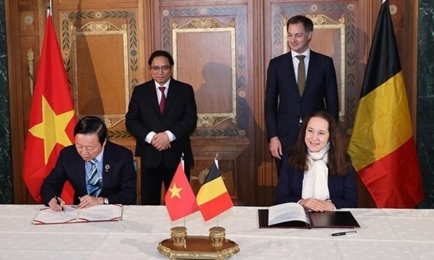 Prime Minister Pham Minh Chinh (L) and his Belgian counterpart Alexander De Croo witness the signing of cooperation deals between the two countries after their talks in Brussels. (Source: VNA)