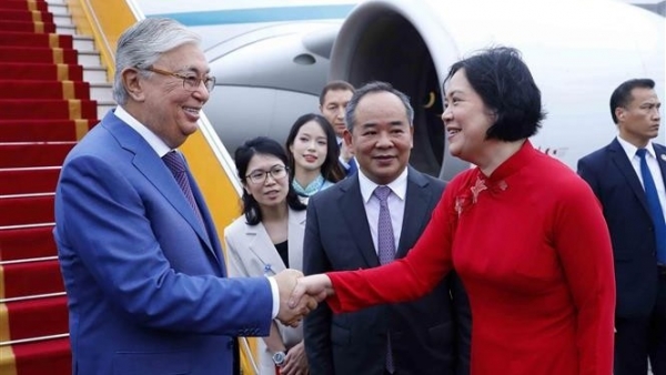 Kazakh President arrives in Hanoi, begins official visit