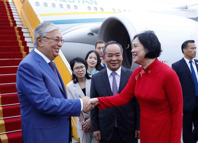 Kazakh President arrives in Hanoi, begins official visit