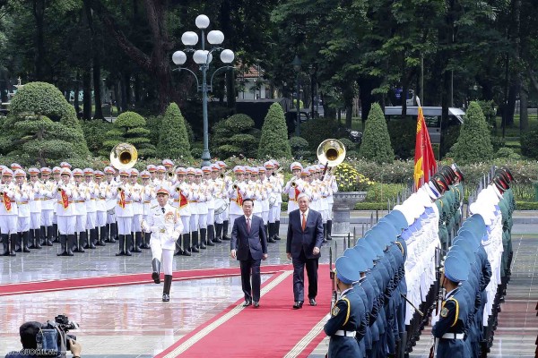 Vietnamese, Kazakh Presidents hold talks, seeking measures to forge cooperation