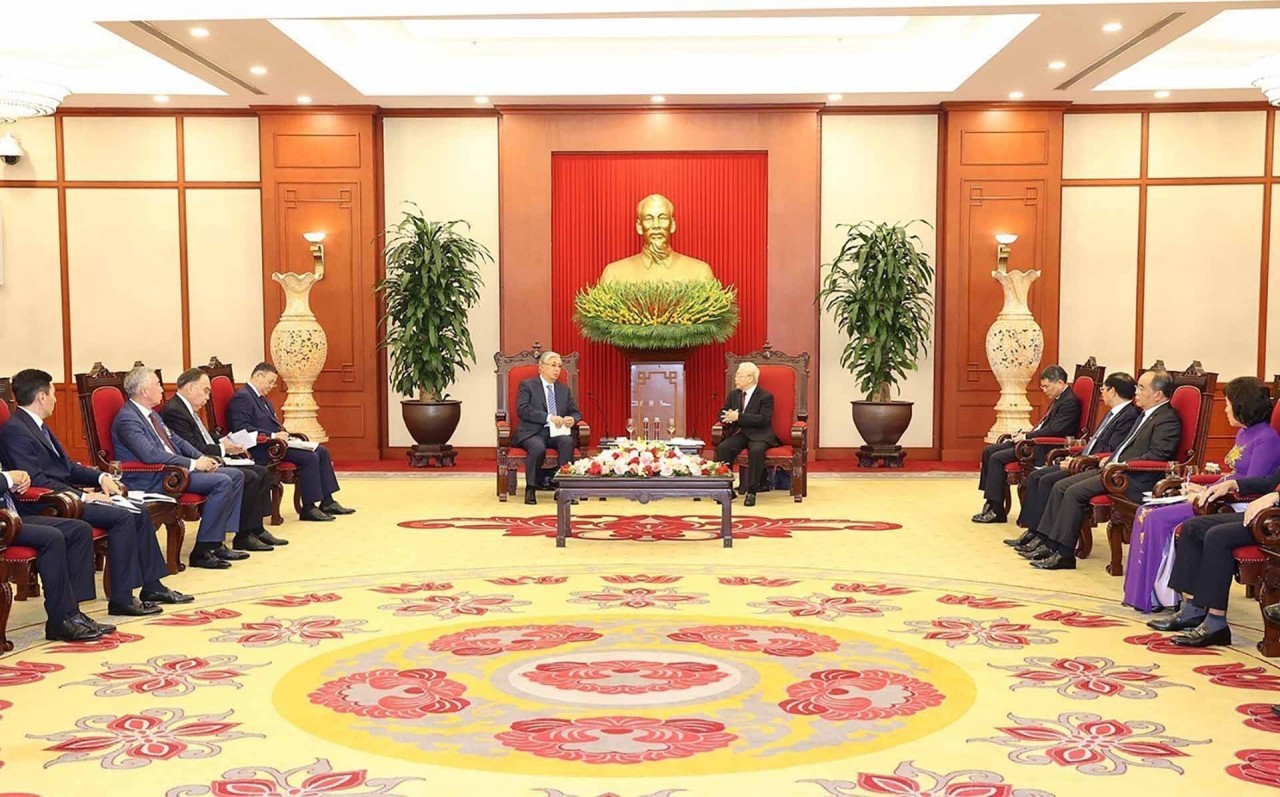 General Secretary Nguyen Phu Trong receives Kazakh President Kassym-Jomart Tokayev