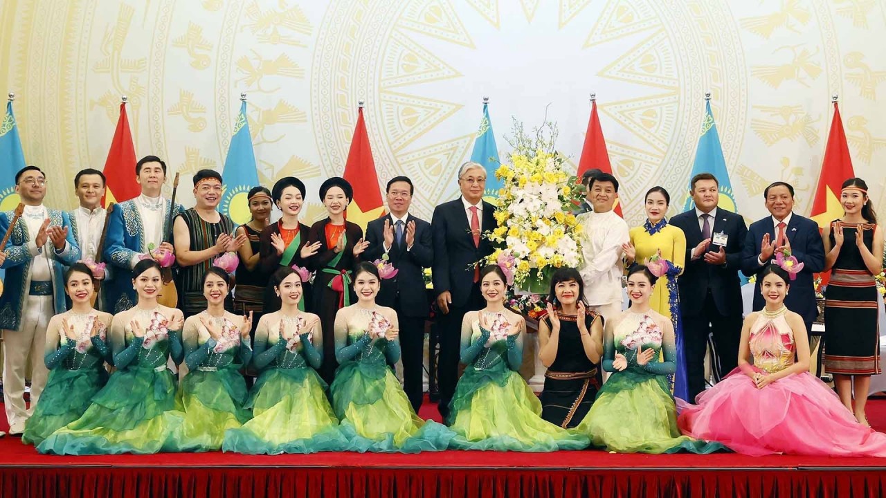 President Vo Van Thuong hosts banquet in honour of Kazakh counterpart