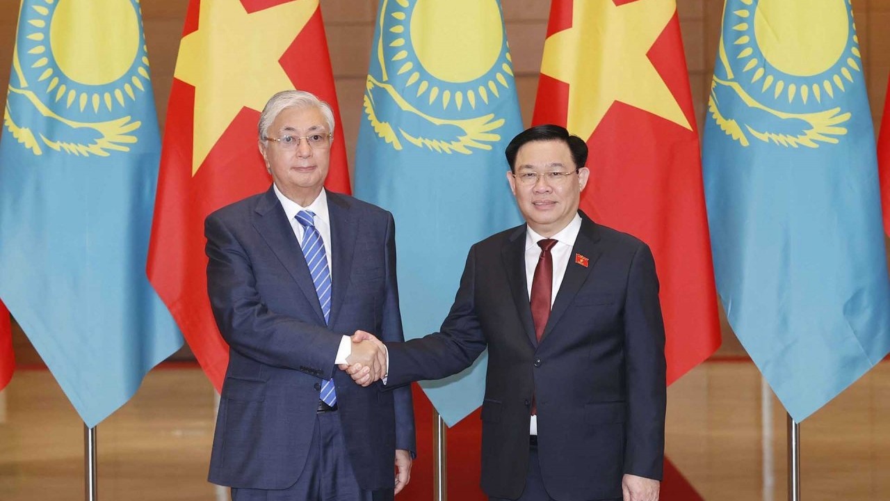 NA Chairman Vuong Dinh Hue welcomes Kazakh President Kassym-Jomart Tokayev