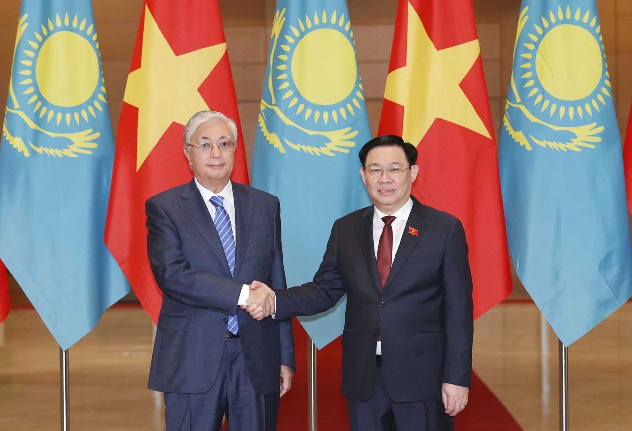 NA Chairman Vuong Dinh Hue welcomes Kazakh President Kassym-Jomart Tokayev