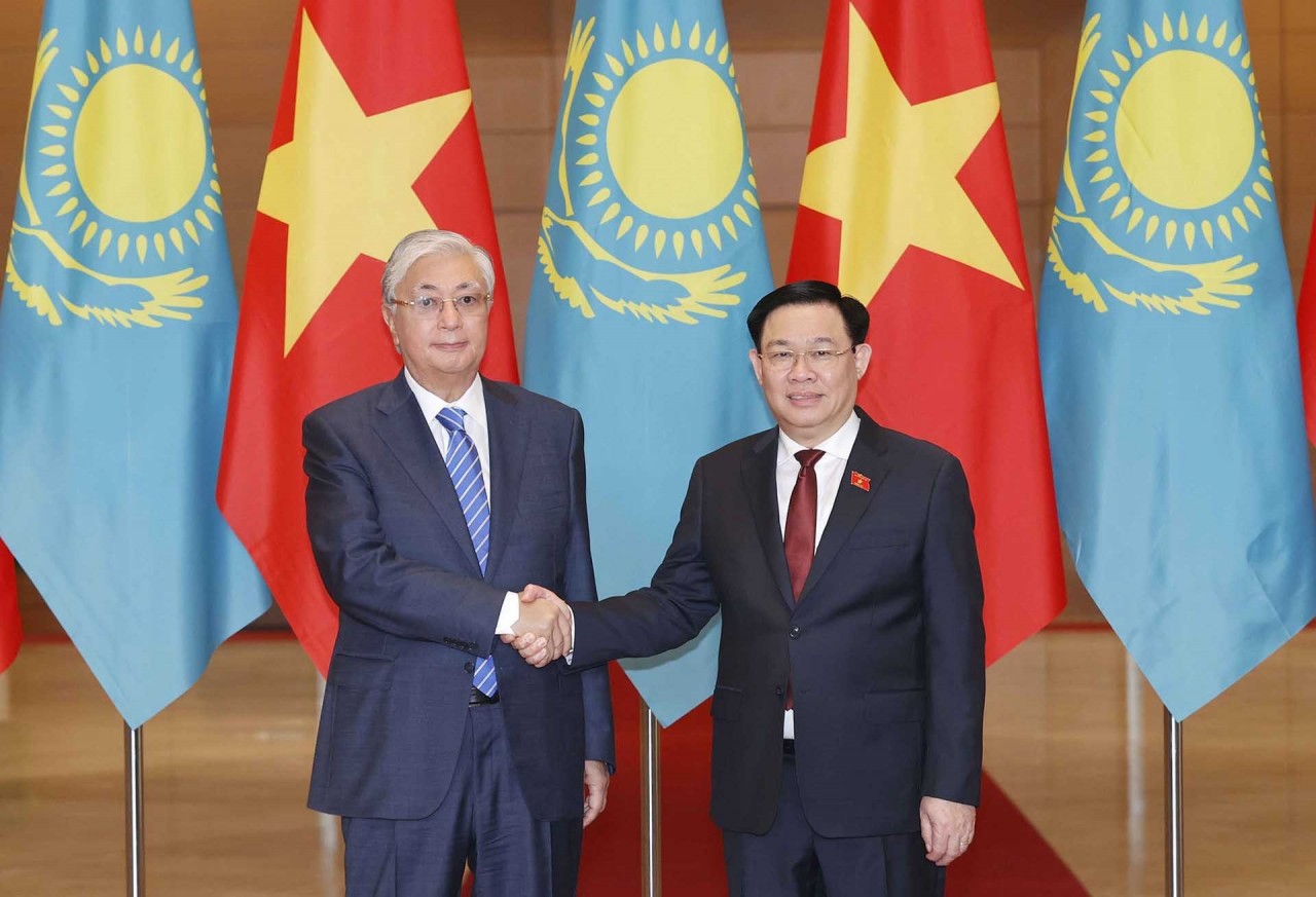 NA Chairman Vuong Dinh Hue welcomes Kazakh President Kassym-Jomart Tokayev NA Chairman Vuong Dinh Hue welcomes Kazakh President Kassym-Jomart Tokayev
