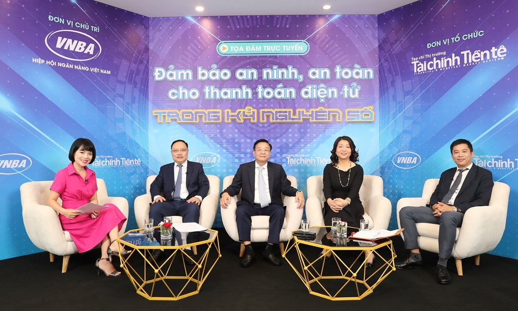 Commercial banks invest nearly 630 million USD in digital transformation: SBV. Speakers attend the online seminar (Photo: VNA)