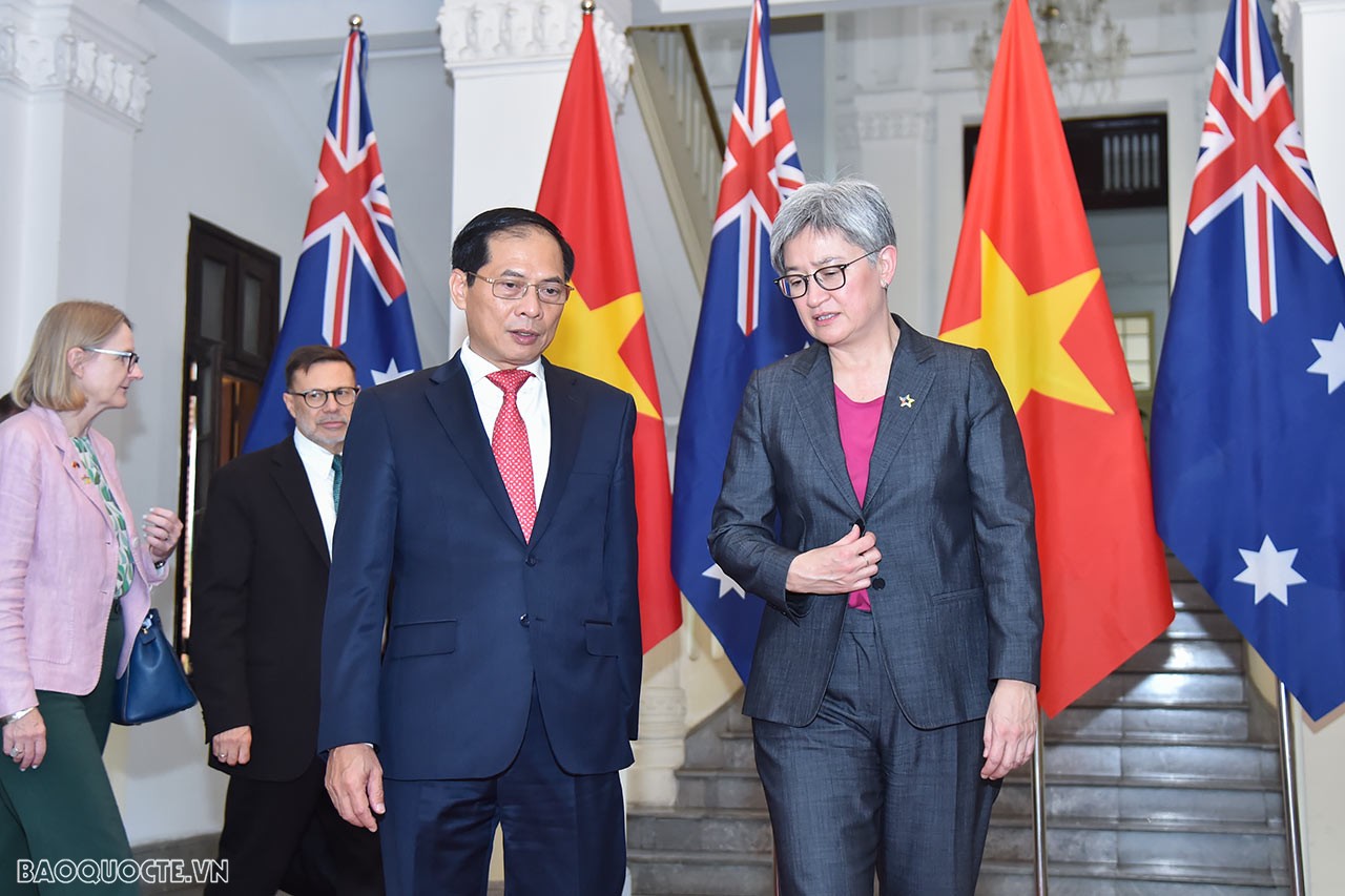 Foreign Minister Bui Thanh Son welcomed Australian counterpart Penny Wong