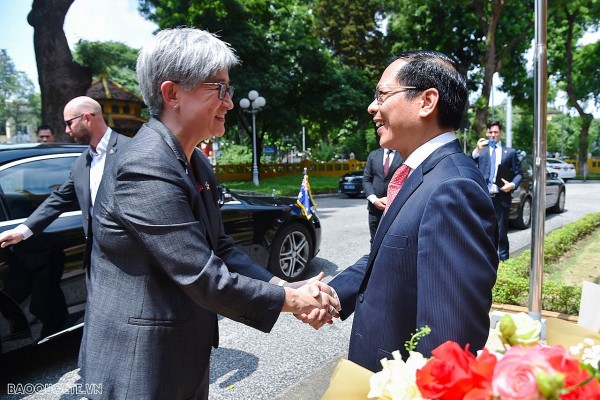 Foreign Minister Bui Thanh Son welcomes Australian counterpart Penny Wong