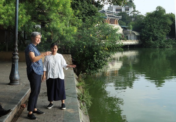 Australian Foreign Minister Penny Wong enjoys walk at Hoan Kiem Lake, coffee in Hanoi