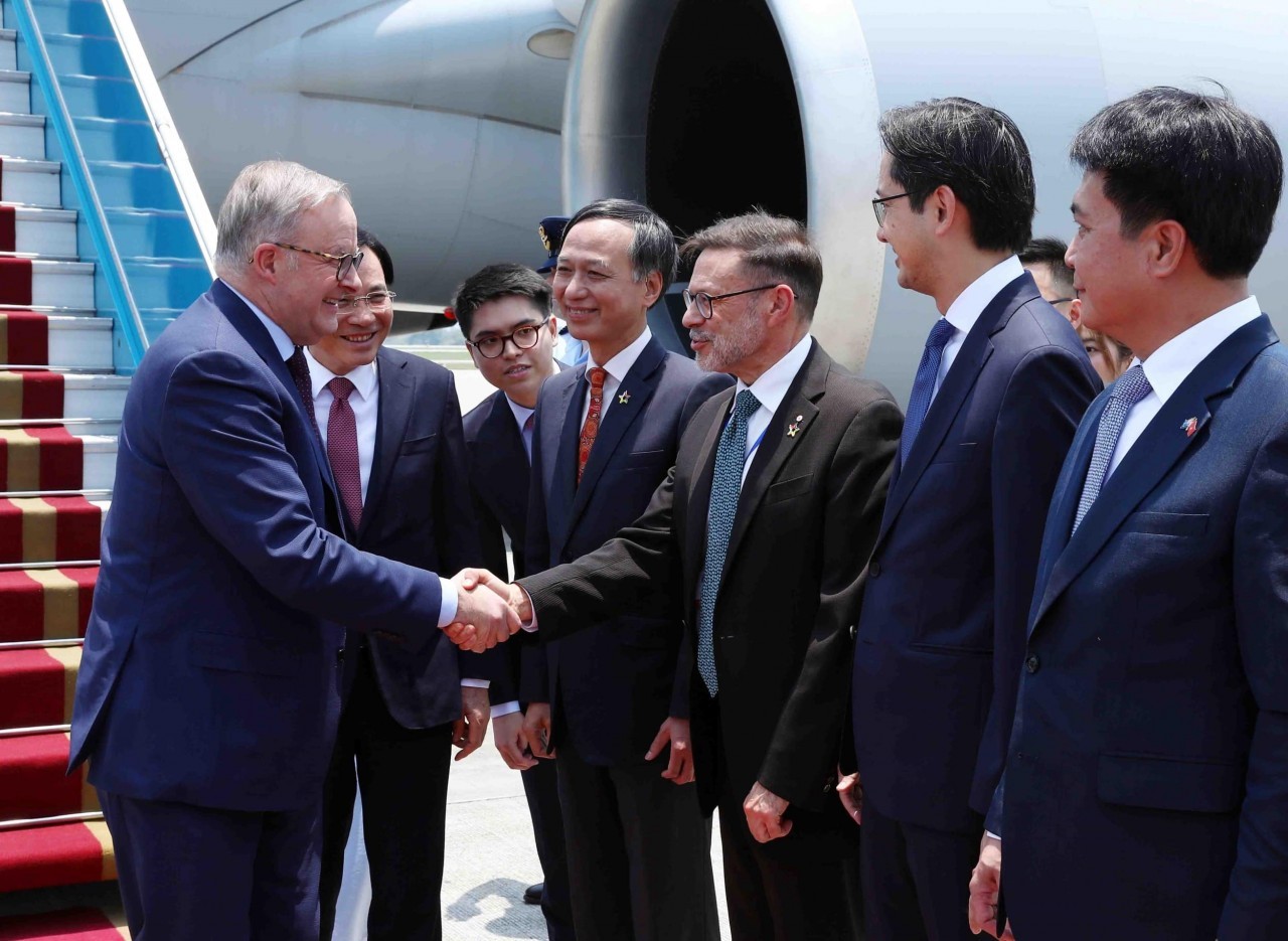 On June 3, 2023, Ambassador Nguyen Tat Thanh joined in the delegation on welcoming the Australian Prime Minister Anthony Albanese on the official visit to Vietnam.