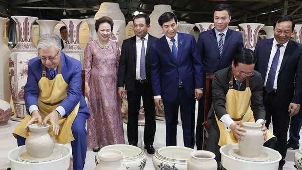 Vietnamese, Kazakh Presidents visit Chu Dau ancient pottery village in Hai Duong