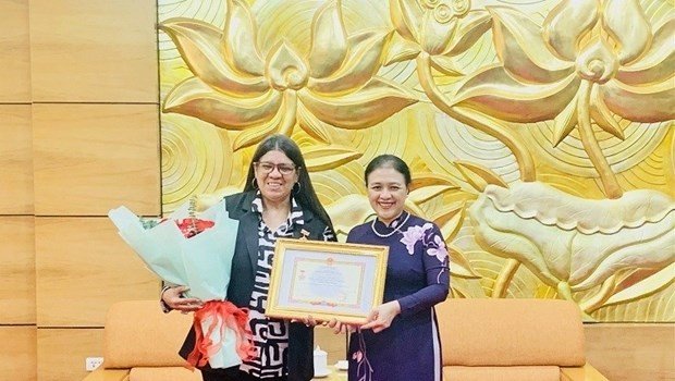 Friendship insignia presented to Venezuelan diplomat | Society | Vietnam+ (VietnamPlus)