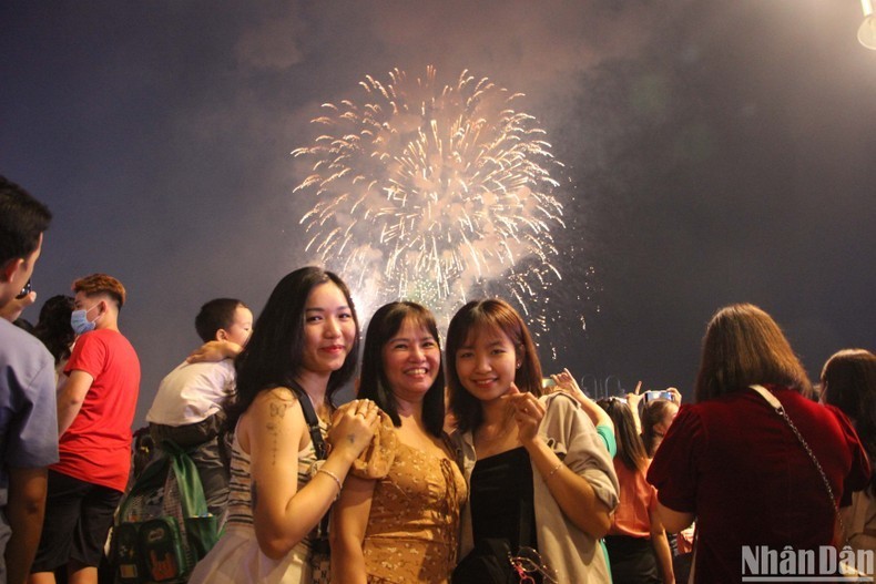 Fireworks set off in Ho Chi Minh City to celebrate Lunar New Year 2023. (Photo: NDO)