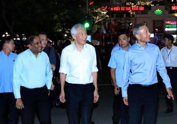 Singaporean PM strolling Hanoi streets, trying local food | Society | Vietnam+ (VietnamPlus)