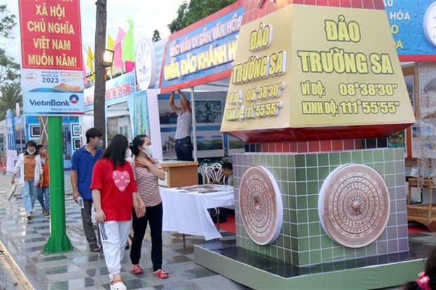 Over 200 photos on Vietnam’s seas, islands on display in Binh Thuan | Culture - Sports | Vietnam+ (VietnamPlus) Over 200 photos on Vietnam’s seas, islands on display in Binh Thuan | Culture - Sports | Vietnam+ (VietnamPlus)