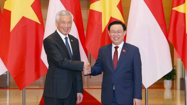 NA Chairman Vuong Dinh Hue meets with Singaporean Prime Minister