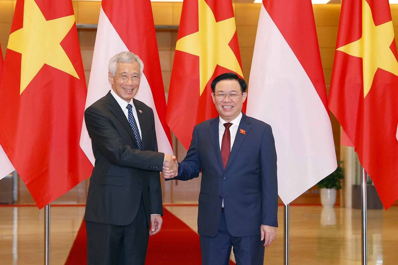 NA Chairman Vuong Dinh Hue meets with Singaporean Prime Minister