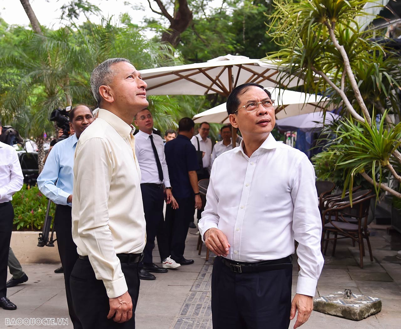 Vietnamese, Singaporean Foreign Ministers enjoy pho, coffee in Hanoi