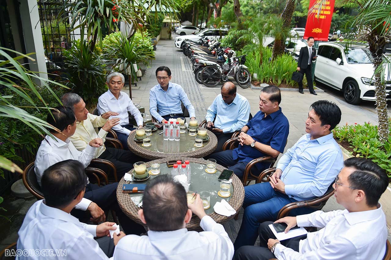Vietnamese, Singaporean Foreign Ministers enjoy pho, coffee in Hanoi