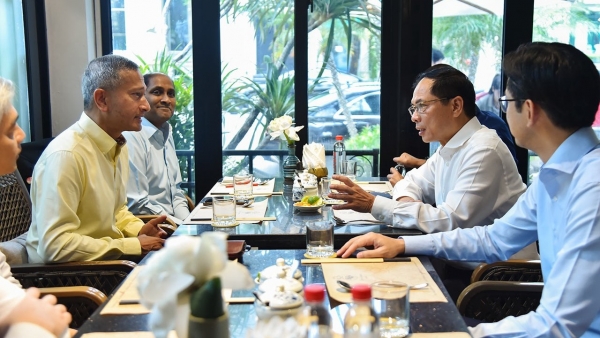 Vietnamese, Singaporean Foreign Ministers enjoy "pho" and coffee in Hanoi