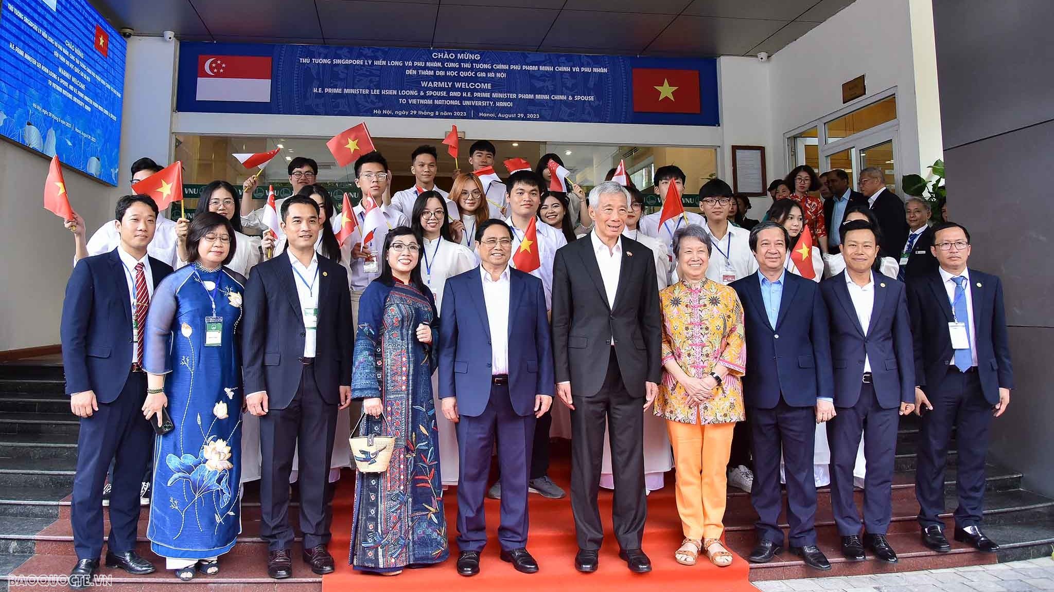 Vietnamese, Singaporean PMs and Spouses meet with students in Hanoi