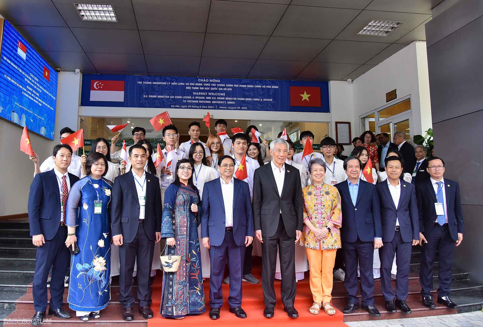 Vietnamese, Singaporean PMs meet with students in Hanoi
