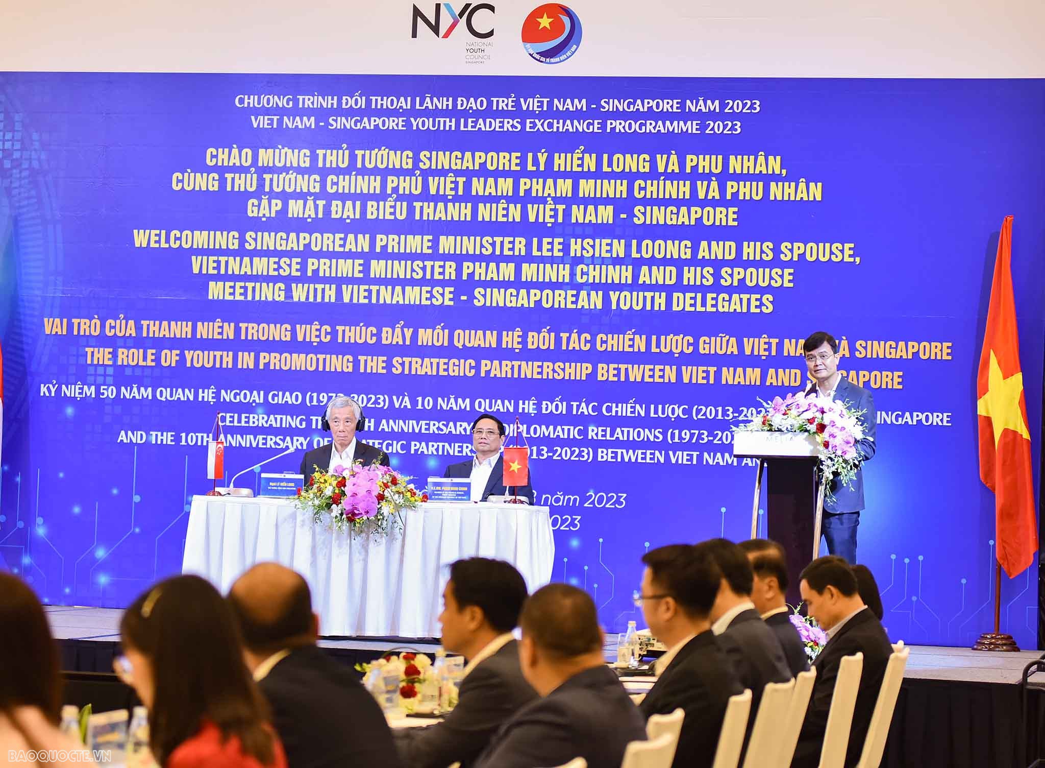 Vietnamese, Singaporean PMs meet with students in Hanoi Vietnamese, Singaporean PMs meet with students in Hanoi