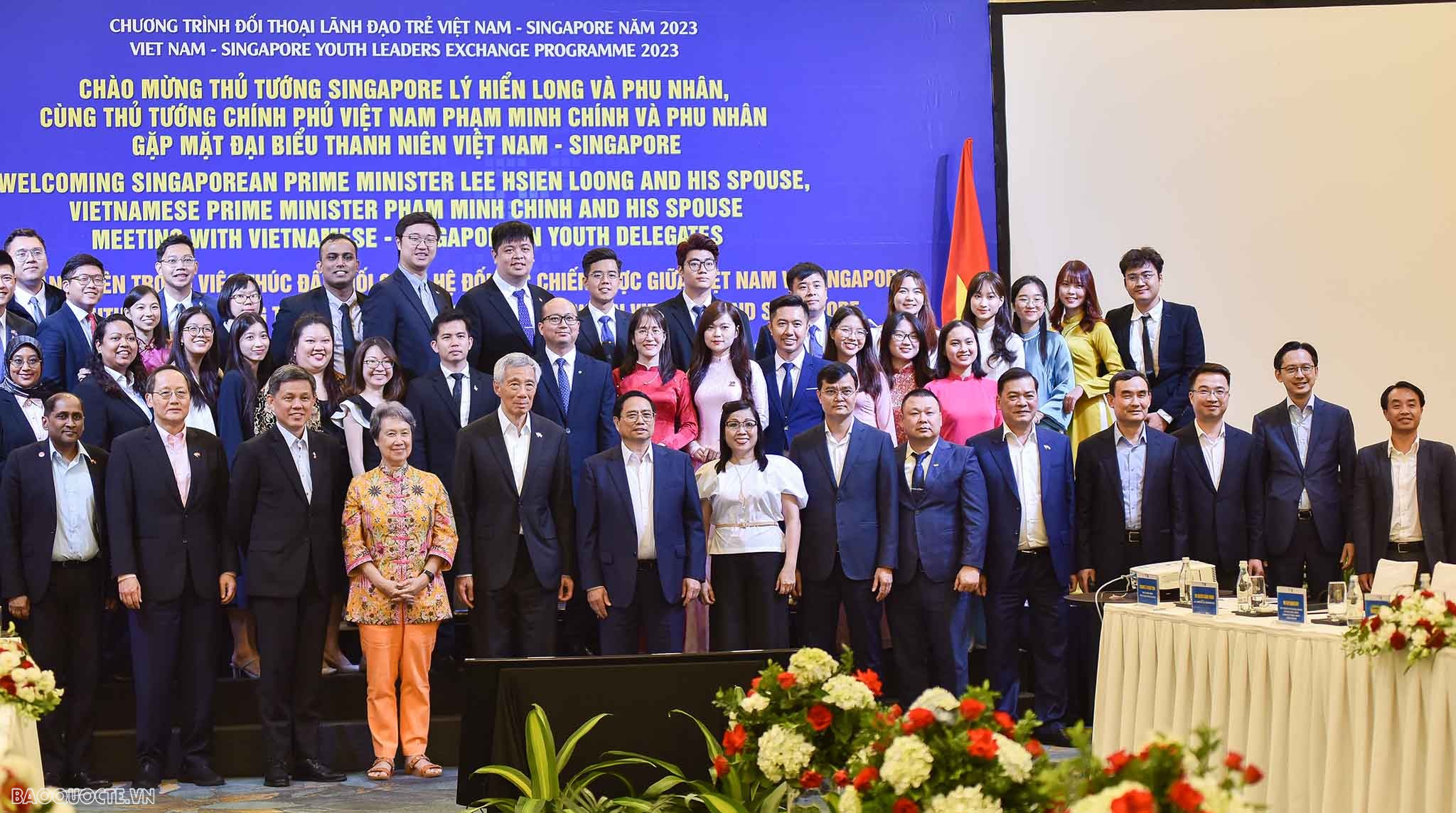 Vietnamese, Singaporean PMs meet with students in Hanoi Vietnamese, Singaporean PMs meet with students in Hanoi