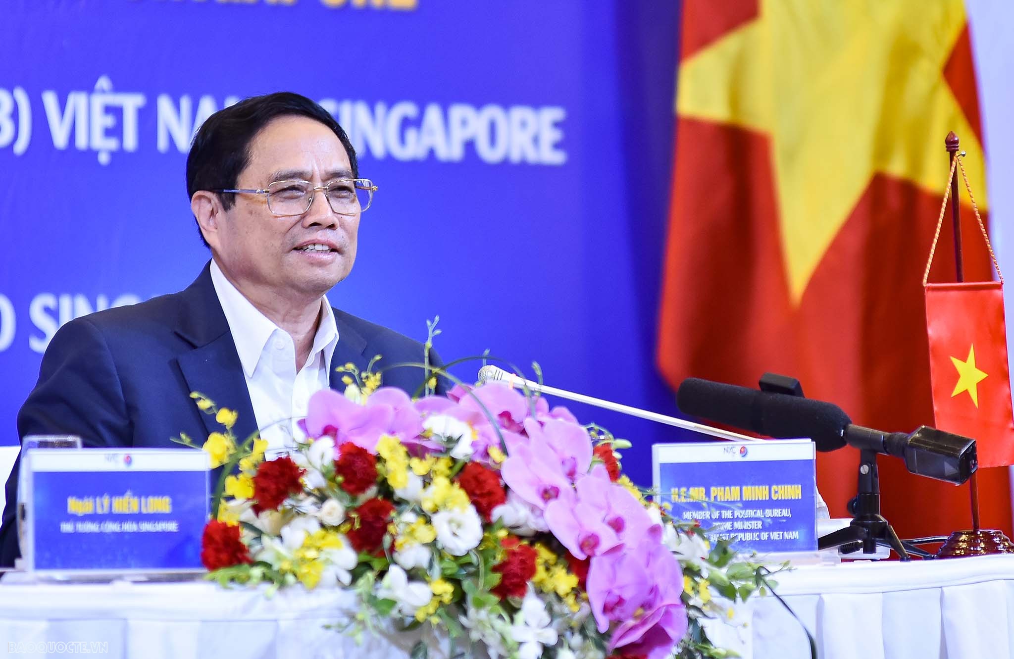 Vietnamese, Singaporean PMs meet with students in Hanoi Vietnamese, Singaporean PMs meet with students in Hanoi