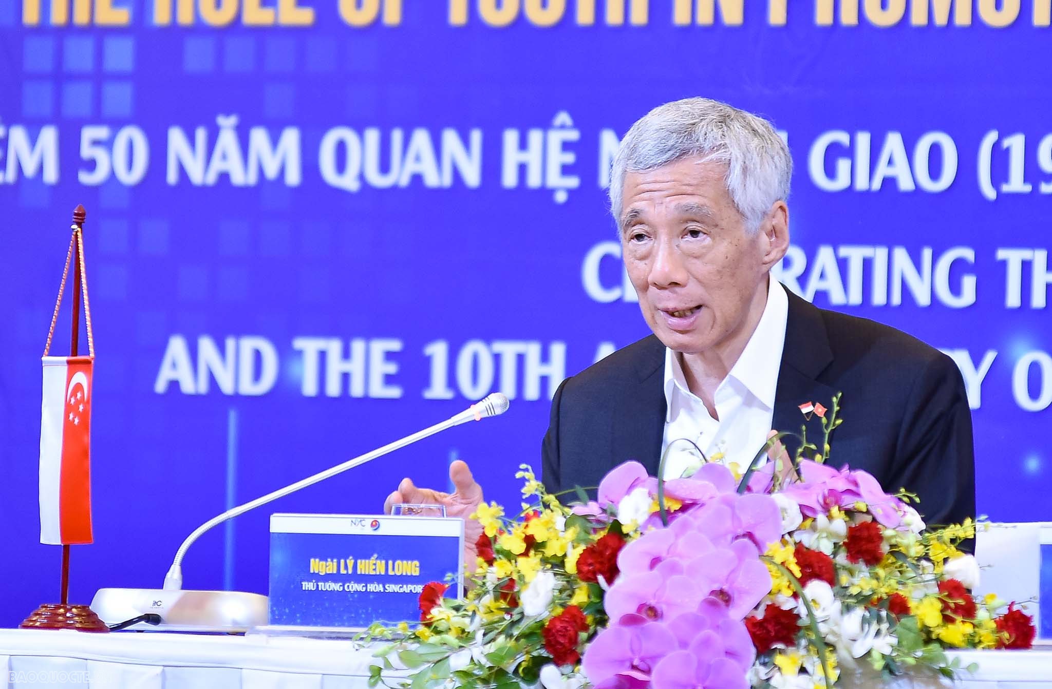 Vietnamese, Singaporean PMs meet with students in Hanoi